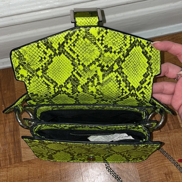 Small snake bag: Neon green. Shoulder bag. - Picture 3 of 4